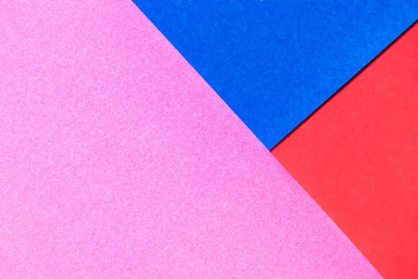 Pantalla de papel de color rosa, rojo y azul como fondo abstracto en blanco — Foto de Stock