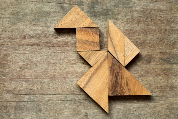 Tangram puzzle letícího ptáka nebo dragon tvar na pozadí — Stock fotografie