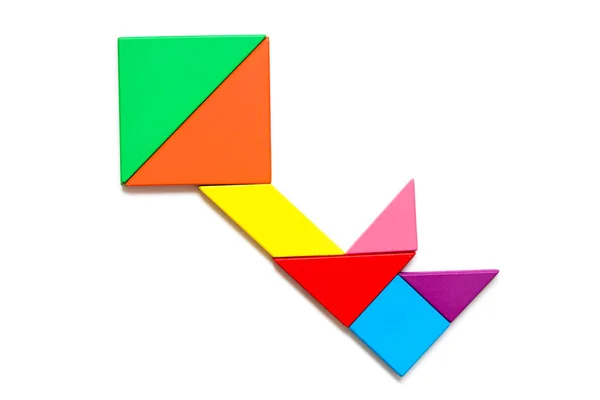 Χρώμα ξύλου tangram παζλ στο βασικό σχήμα στο ξύλο φόντο — Φωτογραφία Αρχείου