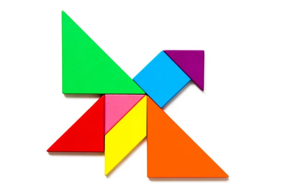 Χρώμα ξύλου tangram παζλ στο πέταγμα πουλιών σχήμα σε λευκό φόντο — Φωτογραφία Αρχείου