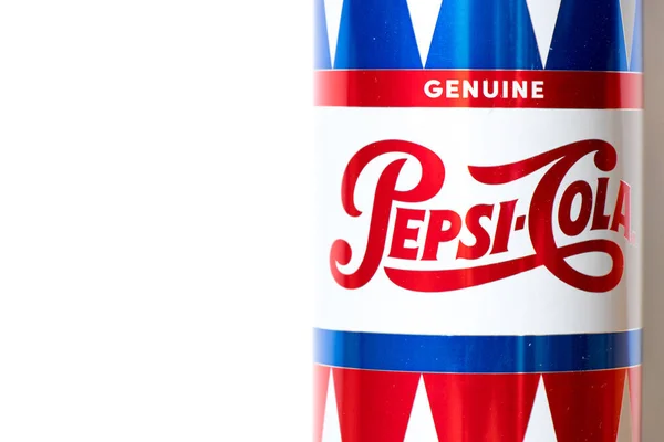 Bangkok, Thaiföld, március 16, 2018: Pepsi cola márka Alumíniumdoboz 245 ml fehér háttér — Stock Fotó