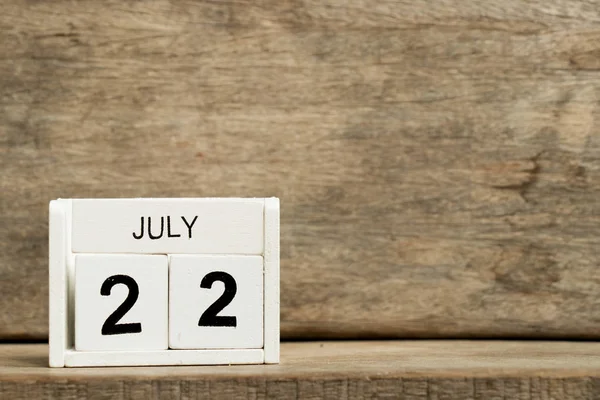 Calendario bloque blanco fecha actual 22 y mes julio sobre fondo de madera — Foto de Stock