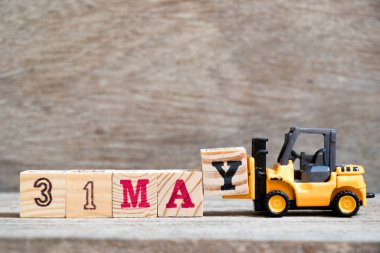 Oyuncak forklift tutun ahşap arka plan (ay Mayıs için takvim tarihini konsepti üzerinde Y tam Word 31 olabilir blok)