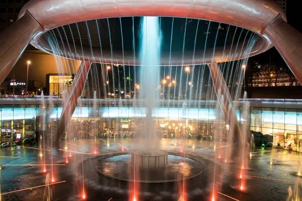 SINGAPOUR - 7 mai 2017 : Fountain of Wealth est la célèbre destination touristique située à Suntec Towers, Singapour . — Photo