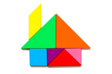 Renk ahşap tangram bulmacanın beyaz arka plan üzerinde ev şeklinde