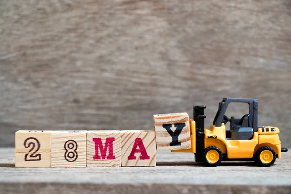 Speelgoed vorkheftruck houden blok Y naar volledige word 28 mei op hout achtergrond (Concept voor de kalenderdatum voor maand mei) — Stockfoto