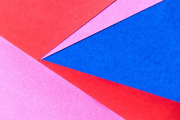 Pantalla de papel de color rosa, rojo y azul como fondo abstracto en blanco — Foto de Stock