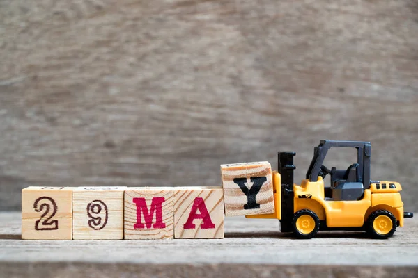 Spielzeug Gabelstapler halten Block y zu vervollständigen Wort 29 Mai auf Holz Hintergrund (Konzept für Kalenderdatum für Monat Mai) — Stockfoto