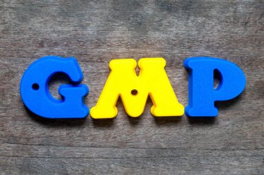 Word'de Gmp (iyi üretim uygulaması kısaltma) ahşap arka plan rengi alfabesi