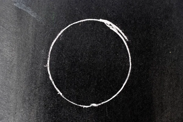 Άσπρη κιμωλία σε σχήμα κύκλου με βάση φόντο μαύρο του σκάφους — Φωτογραφία Αρχείου
