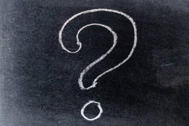 Beyaz tebeşir questionmark şeklinde kara tahta arka plan üzerinde çizim
