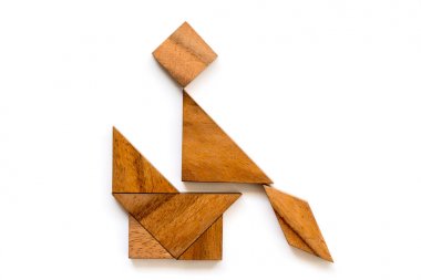Sandalye veya tuvalet tuvalet şekli beyaz zemin üzerine oturan adam ahşap tangram bulmaca