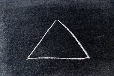 Beyaz tebeşir kara tahta arka plan üzerinde üçgen şeklinde çizim