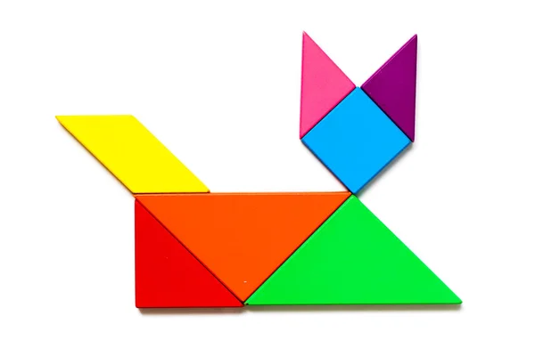 Χρώμα ξύλου tangram παζλ σε σχήμα γάτας σε λευκό φόντο — Φωτογραφία Αρχείου