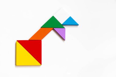 Beyaz arka plan üzerinde anahtar şeklinde bulmaca renkli ahşap tangram