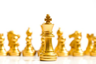 Altın Kral satranç parça standı önünde beyaz arka plan (kavramı liderlik, yönetim ekibi)
