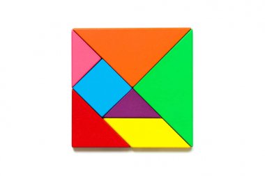 Renk ahşap tangram bulmacanın beyaz arka plan üzerinde kare şeklinde