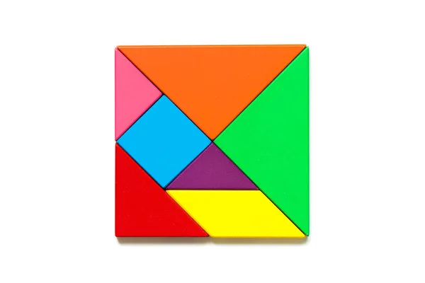 Cor madeira tangram quebra-cabeça em forma quadrada no fundo branco — Fotografia de Stock