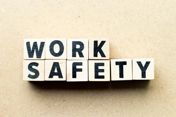Μπλοκ γράμμα στην ασφάλεια εργασίας λέξη σε ξύλο φόντο — Φωτογραφία Αρχείου
