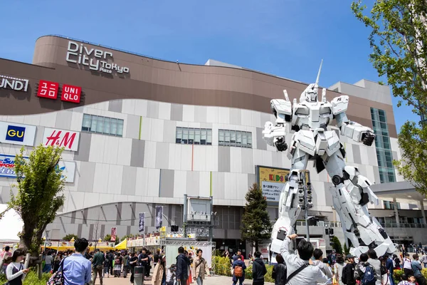 โตเกียว ประเทศญี่ปุ่น 28 เมษายน ค.ศ. 2019 นักท่องเที่ยวที่ไม่ระบุตัวตนดูรูปปั้น RX-0 Unicorn Gundam ในโหมดปกติที่ตั้งอยู่ที่ Diver City Tokyo Plaza Tokyo Tokyo, Odaiba — ภาพถ่ายสต็อก