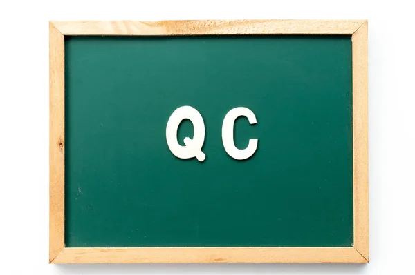 Buchstabe in Wort qc (Abkürzung für Qualitätskontrolle) auf Tafel auf weißem Hintergrund — Stockfoto