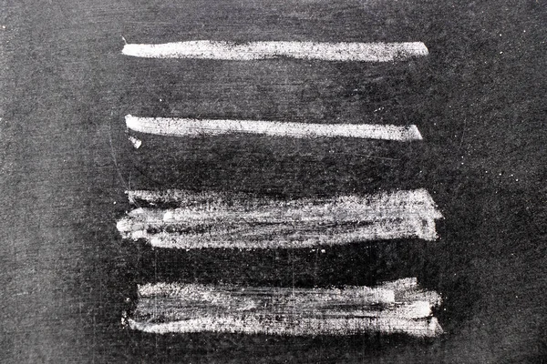 Білий крейдяний малюнок у формі лінії на фоні чорної дошки — стокове фото