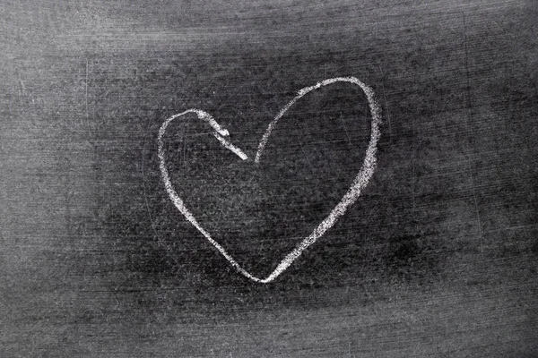 Craie de couleur blanche dessin à la main en forme de coeur sur fond de tableau noir — Photo