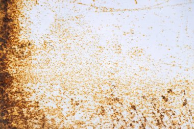 Beyaz metalik levha dokulu arka plan üzerinde Grunge kırmızı kahverengi pas