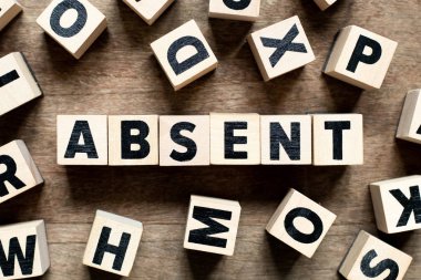 Tahta zemin üzerinde kelime bulunmayan harf bloğu ve çerçeve olarak başka bir alfabe