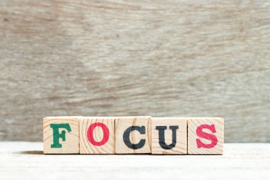 Tahta arkaplan odaklı harf bloğu