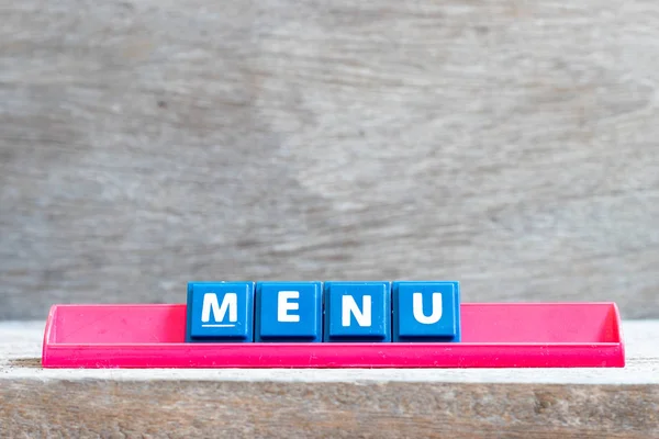 Tegelletter op rood rek in woordmenu op houten ondergrond — Stockfoto