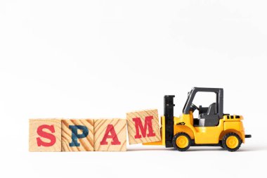 Oyuncak forklift tahta harf bloğunu tut m beyaz arkaplan üzerindeki kelime spamını tamamlamak için