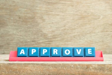 Kelime olarak kırmızı raftaki döşeme harfi ahşap arkaplanı onaylıyor