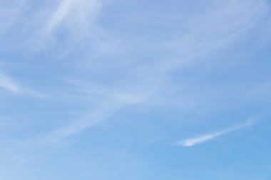 Beyaz bulutlu açık mavi gökyüzü