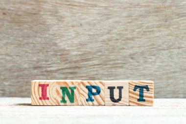 Tahta arkaplan üzerine kelime girdisiyle harf bloğu