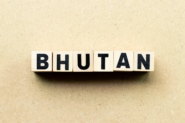 Bloco de letras em palavra Butão sobre fundo de madeira — Fotografia de Stock