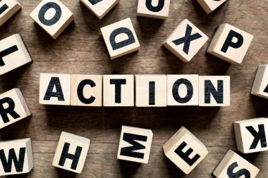 Ahşap zemin üzerinde kelime eylemi ile harf bloğu çerçeve olarak başka bir alfabe ile