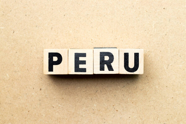 Буква блока в слово Перу на деревянном фоне
