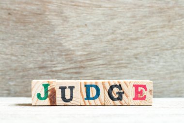 Sözcük engeli tahta arka planda yargılama