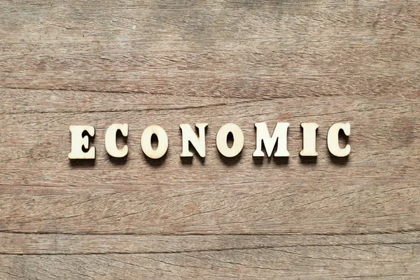 木材を背景に経済的な言葉で手紙ブロック — ストック写真