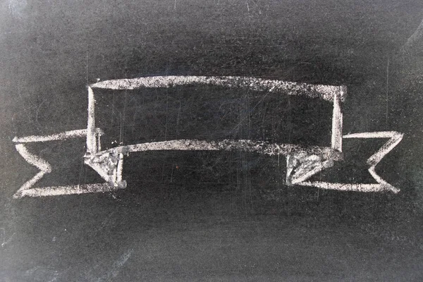 Desenho de mão de giz branco em forma de fita de prêmio em branco no fundo do quadro negro — Fotografia de Stock