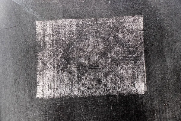 Глиняная белая художественная кисть в форме квадратной линии на черном фоне доски. Элемент оформления и дизайна — стоковое фото