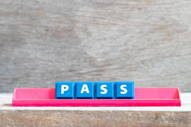 Kırmızı raftaki döşeme harfi kelime olarak ahşap arka planda geçer