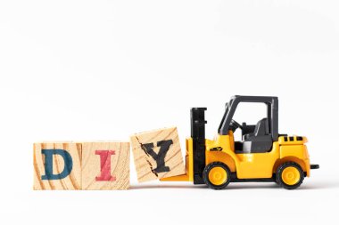 Oyuncak forklift tahta harf blok Y tamamlamak için Diy (kendin yap kısaltması) beyaz arkaplan