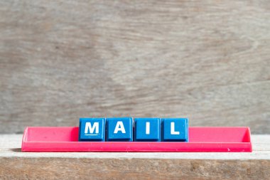 Ahşap arkaplanda kırmızı rafta kelime postası ile döşeme harfi