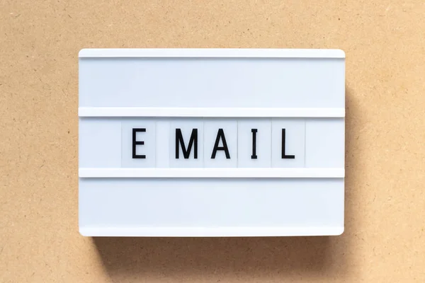 木製の背景に単語の電子メールとホワイトライトボックス — ストック写真