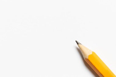 Beyaz boş kağıt arka plan üzerine yerleştirilen ahşap kalem