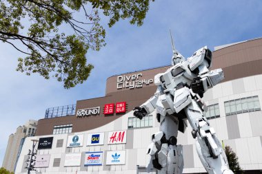 TOKYO, JAPONYA - 28 Nisan 2019, RX-0 Tek Boynuzlu at Gundam heykeli Dalgıç Şehri Tokyo Plaza Tokyo, Odaiba