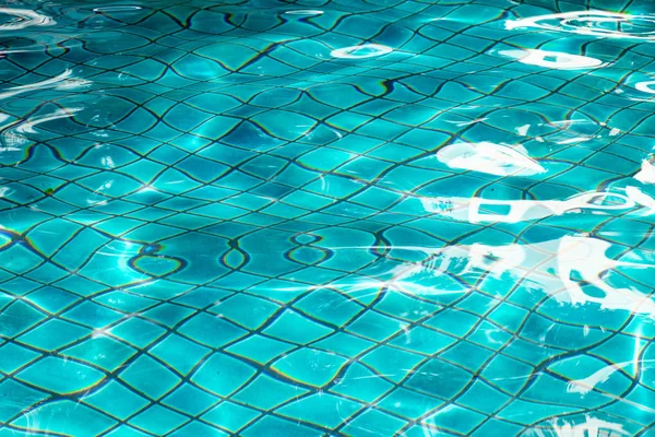 水在有瓷砖地面的游泳池中的波纹，并有反射 — 图库照片