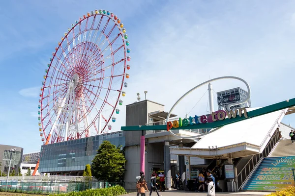 2019年4月28日東京都お台場に位置する巨大観覧車付きパレットタウンショッピング複合施設 — ストック写真